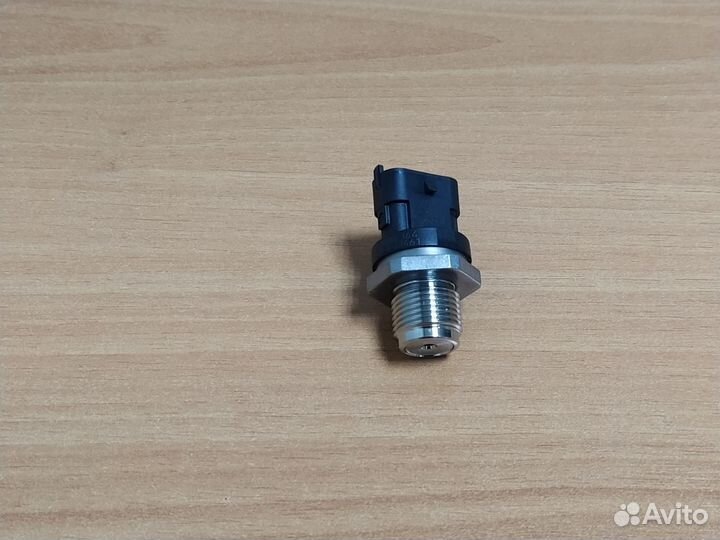 Датчик давления топлива оригинал Bosch 0281006364