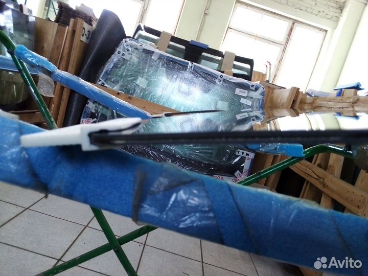 Стекло передней двери Cadillac Escalade 2015