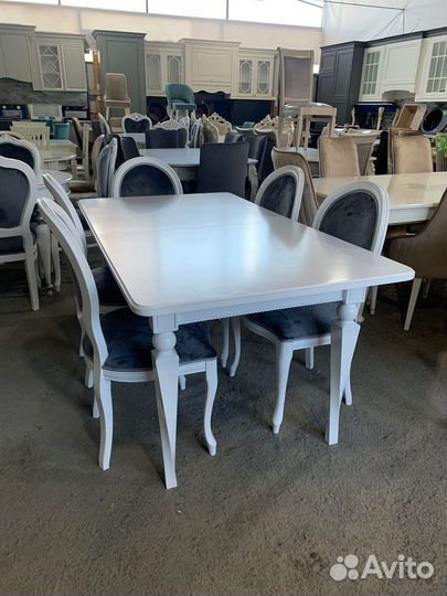 Стол и стулья