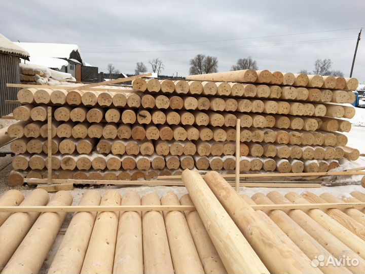 Оцилиндрованное бревно зимний лес