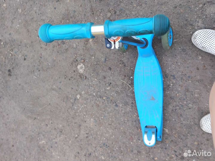 Продаю самокат. Трёх колёсный синего цвета