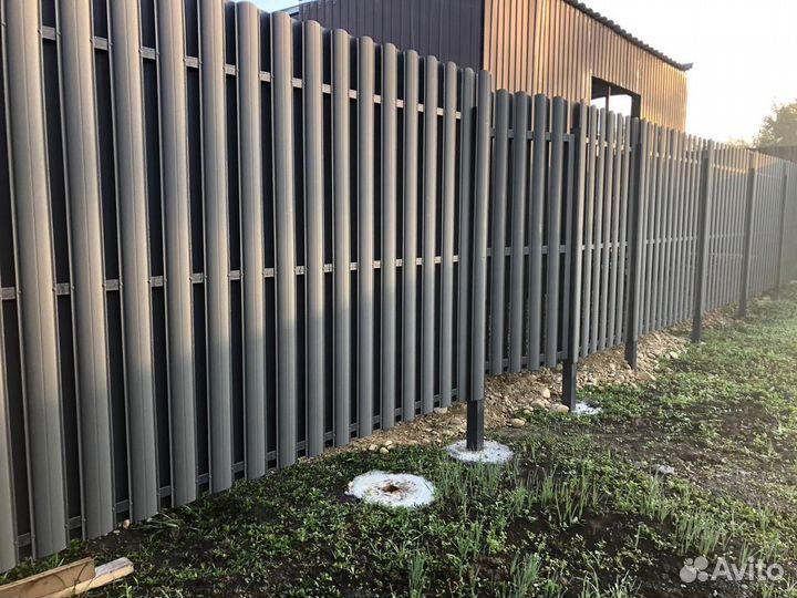 Заборы из евроштакетника для загородного дома