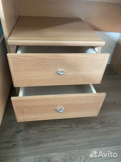 Туалетный столик с зеркалом, прикроватная тумбочка