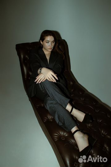 Костюм брючный размера L