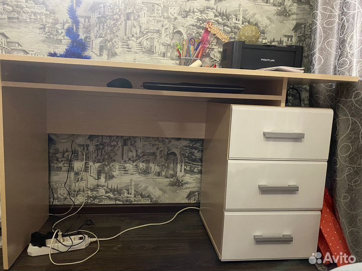 Письменный стол белый