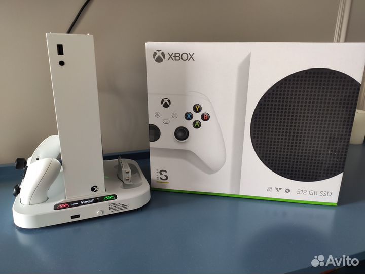 Xbox series s + станция для зарядки + игры