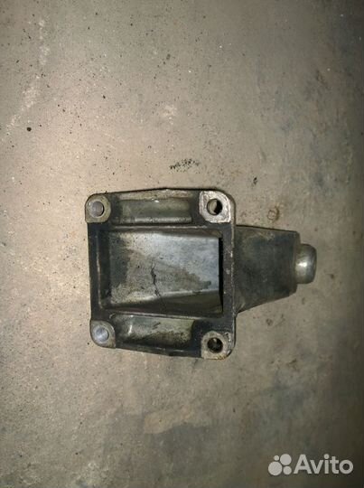 Mercedes Benz Кронштейн двигателя левый w202