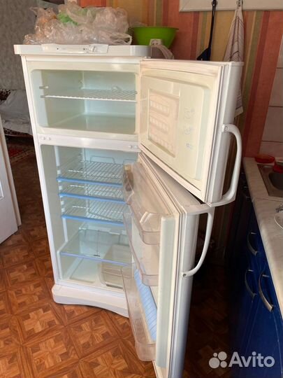 Холодильник Indesit R27G.015 Италия