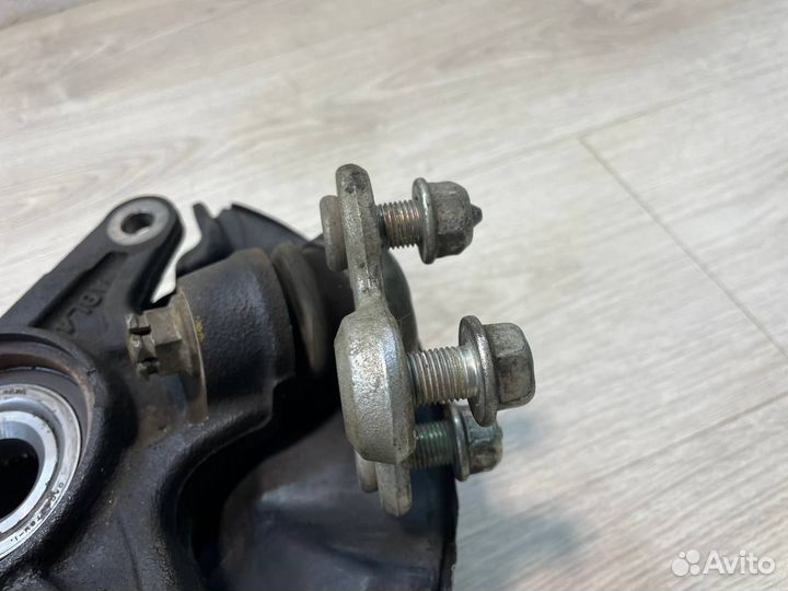 Кулак передний левый Honda Civic 4D 1.3 LDA