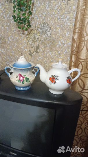Чайник и сахарница