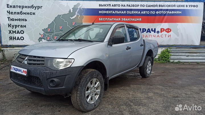 Уплотнитель стекла двери задней левой Mitsubishi L