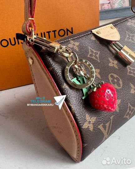 Louis Vuitton брелок ключница клубника