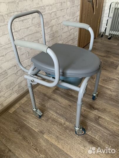 Стул санитарный на колесиках
