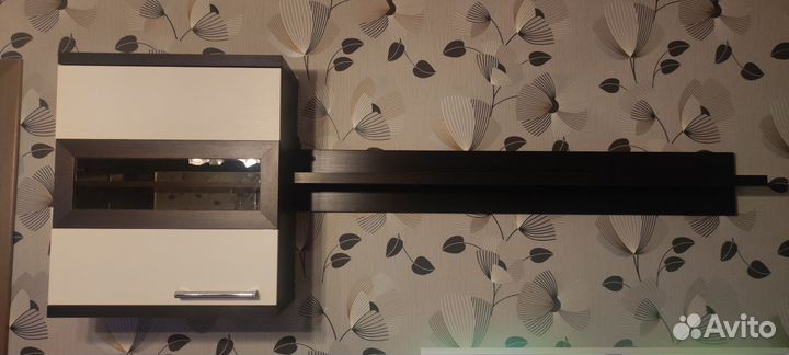 Полка настенная и шкаф