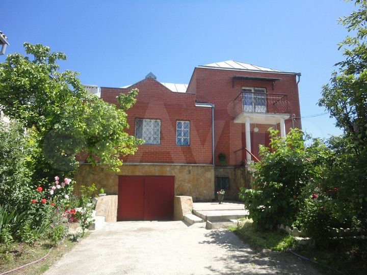 Дом 339,5 м² на участке 8,2 сот.