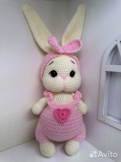 Вязаная игрушка заяц