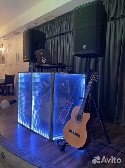 Диджей с оборудованием