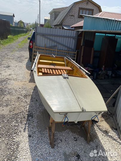 Деревянная лодка с парусом