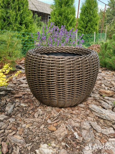 Кашпо из искусственного ротанга