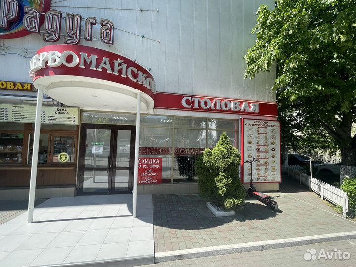 Сотрудник на линию раздачи