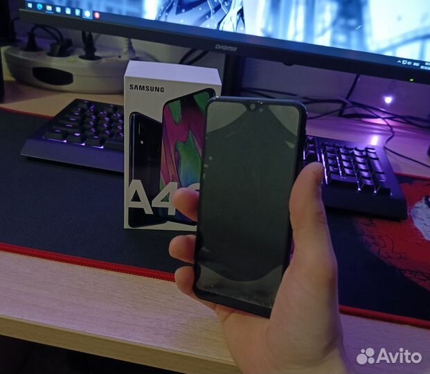 Samsung Galaxy A40, 4/64 ГБ