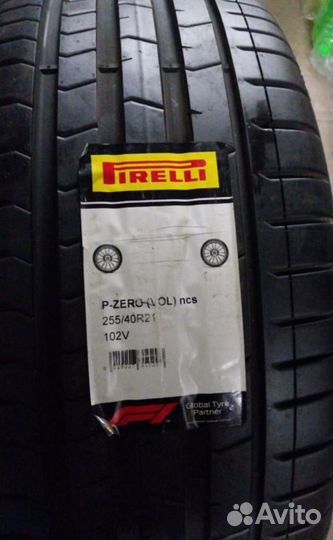 Pirelli P Zero PZ4 255/40 R21 и 285/35 R21