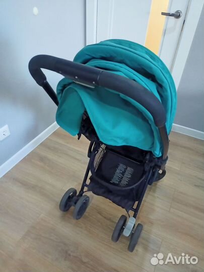 Лёгкая складная прогулочная коляска joie