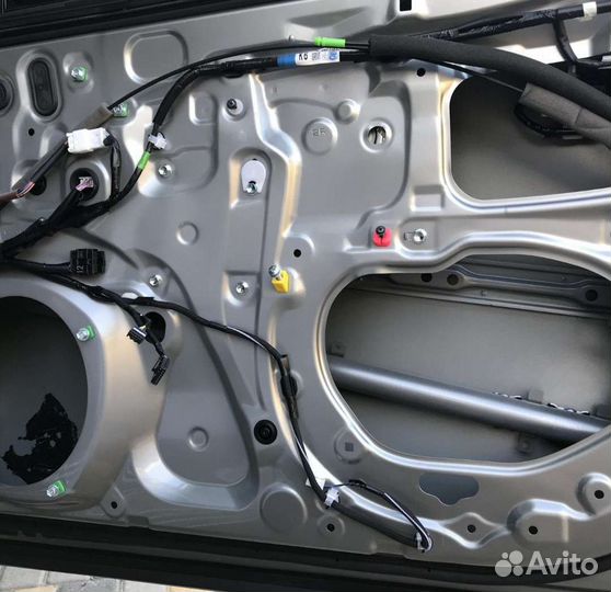 Установка автомобильных доводчиков дверей