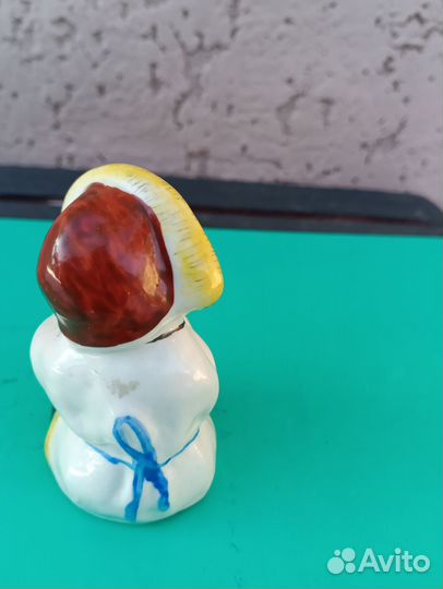 Фарфоровая статуэтка Девочка Якутка с мячом