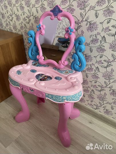 Столик с зеркалом 