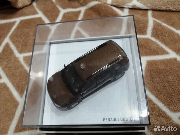 Машина модель Renault Duster коричневая