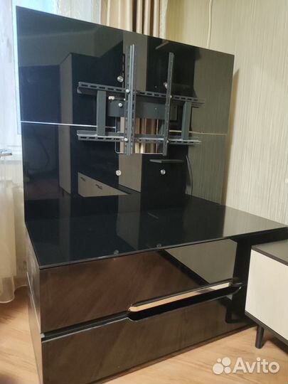 Пр.тв тумбочку, чуть б/у, стекло металл. От 50000