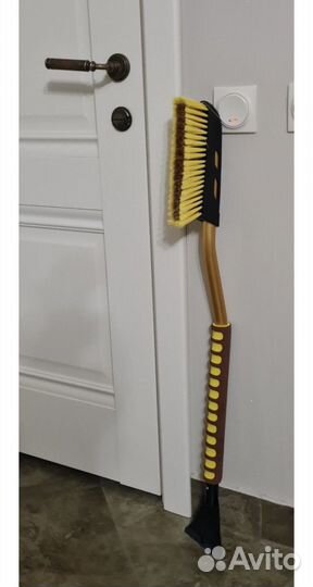 Щетка от снега длинная и мощная