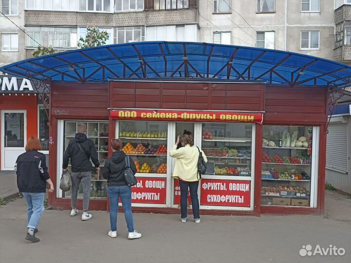 Продавец в павильон фрукты, овощи, сухофрукты
