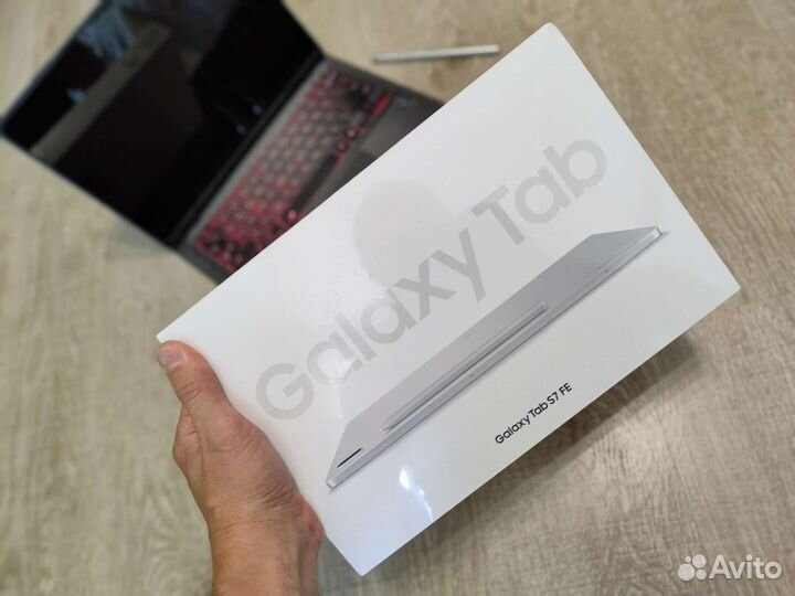Планшет Samsung Galaxy Tab S7 FE с клавиатурой