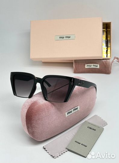 Солнцезащитные очки Miu Miu
