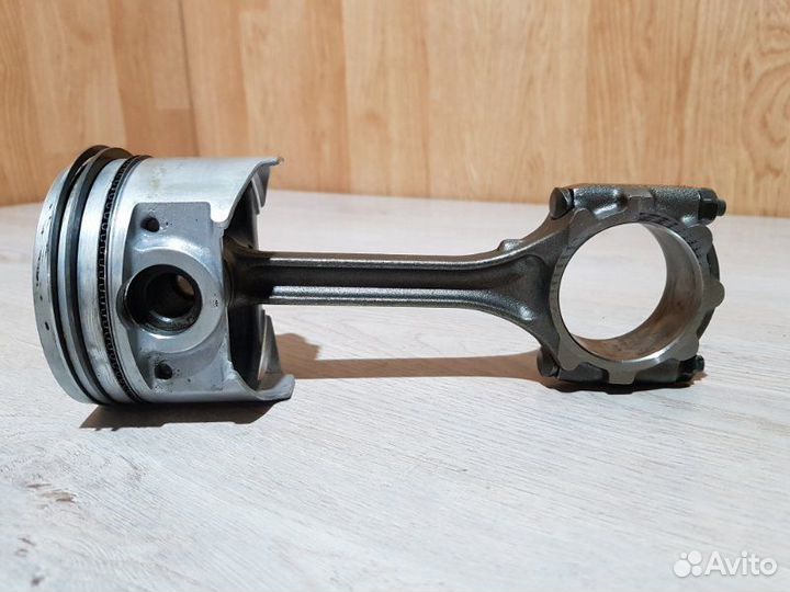 Поршень с шатуном Mitsubishi L300 P0 4G63 1997