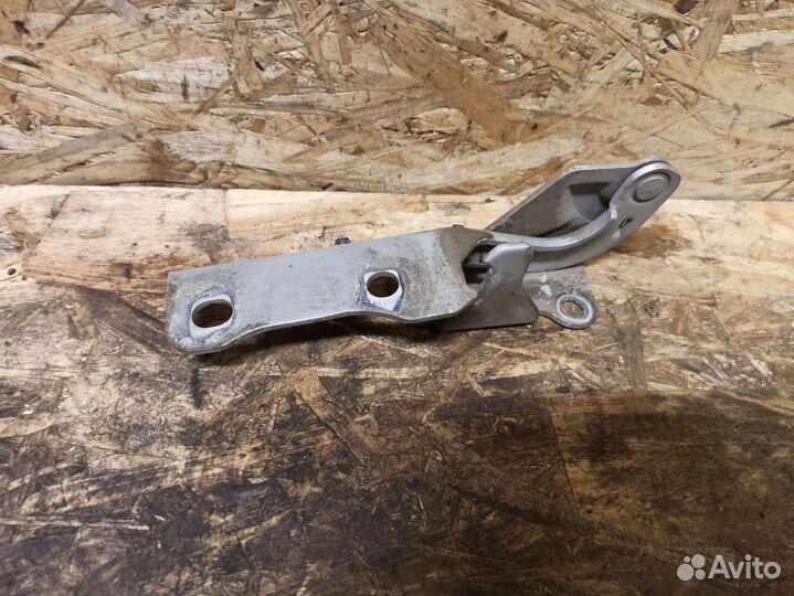 Петля капота правая Hyundai Tucson 1