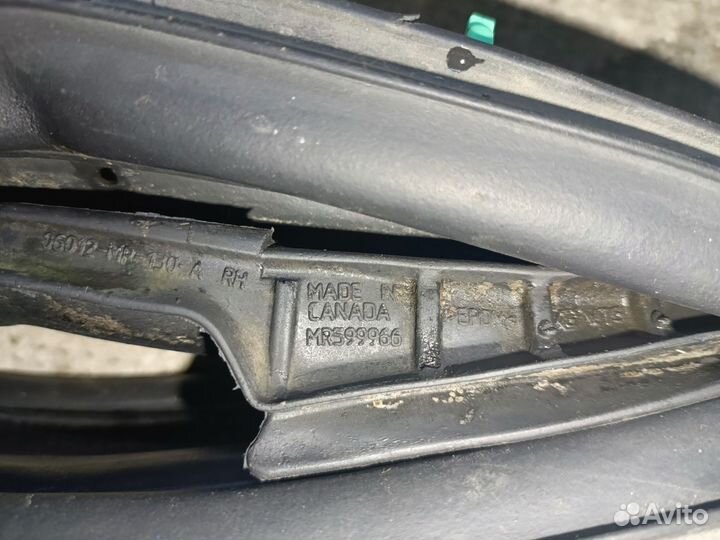 Уплотнитель двери передний правый Mitsubishi Galan