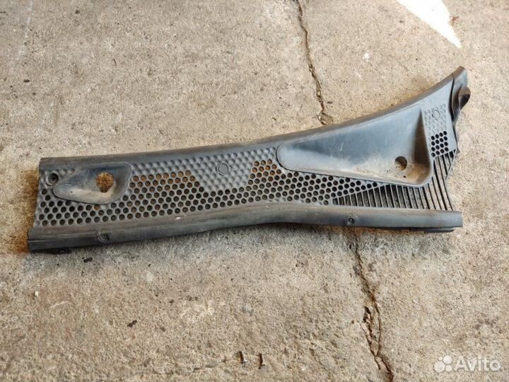 Накладка стеклоочистителя (жабо) Ford Focus 1