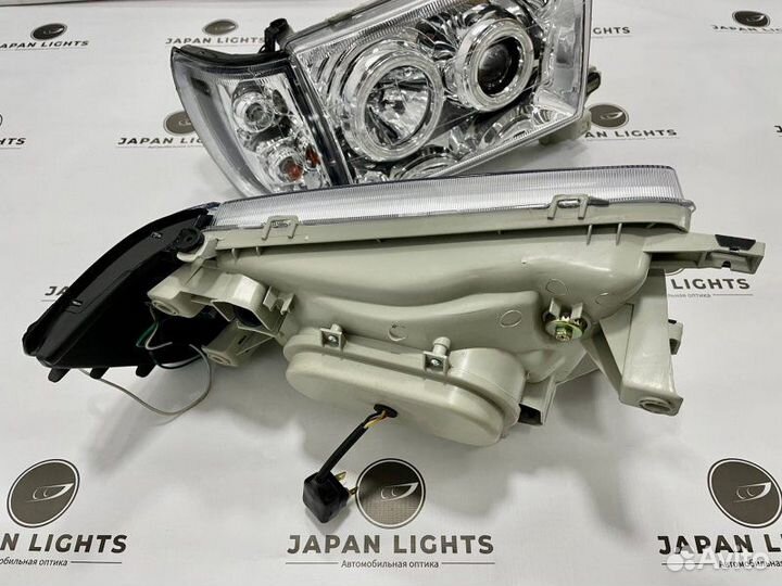 Фары линзовые с анг. глазками хром передние Toyota
