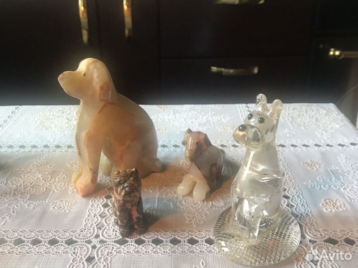 Фигурки собак из металла и стекла