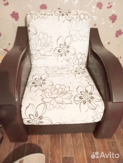 Диван раскладной и одно кресло