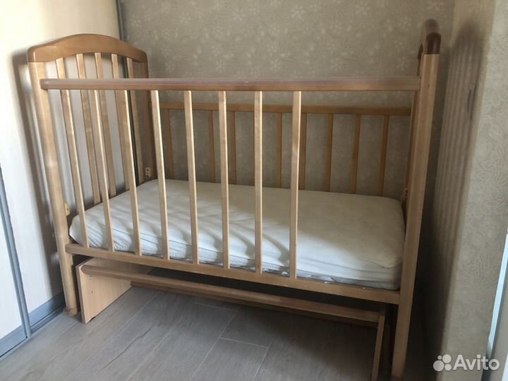 Кроватка детская с маятником и матрасом