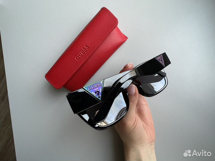 Солнцезащитные очки Guess