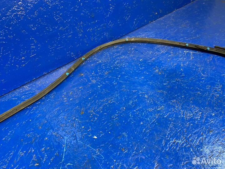 Уплотнитель двери задний левый Lexus Is XE30