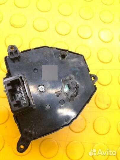 Кнопки в рулевое колесо Kia Rio G4fghw611806 2018