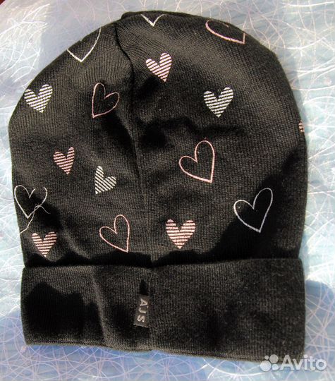 Шапка на подростка черная с сердечками