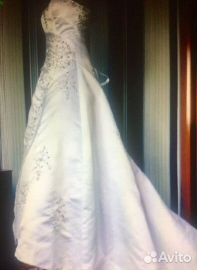 Свадебное платье со шлейфом