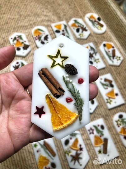 Аромасвечи и аромасаше с новогодним декором